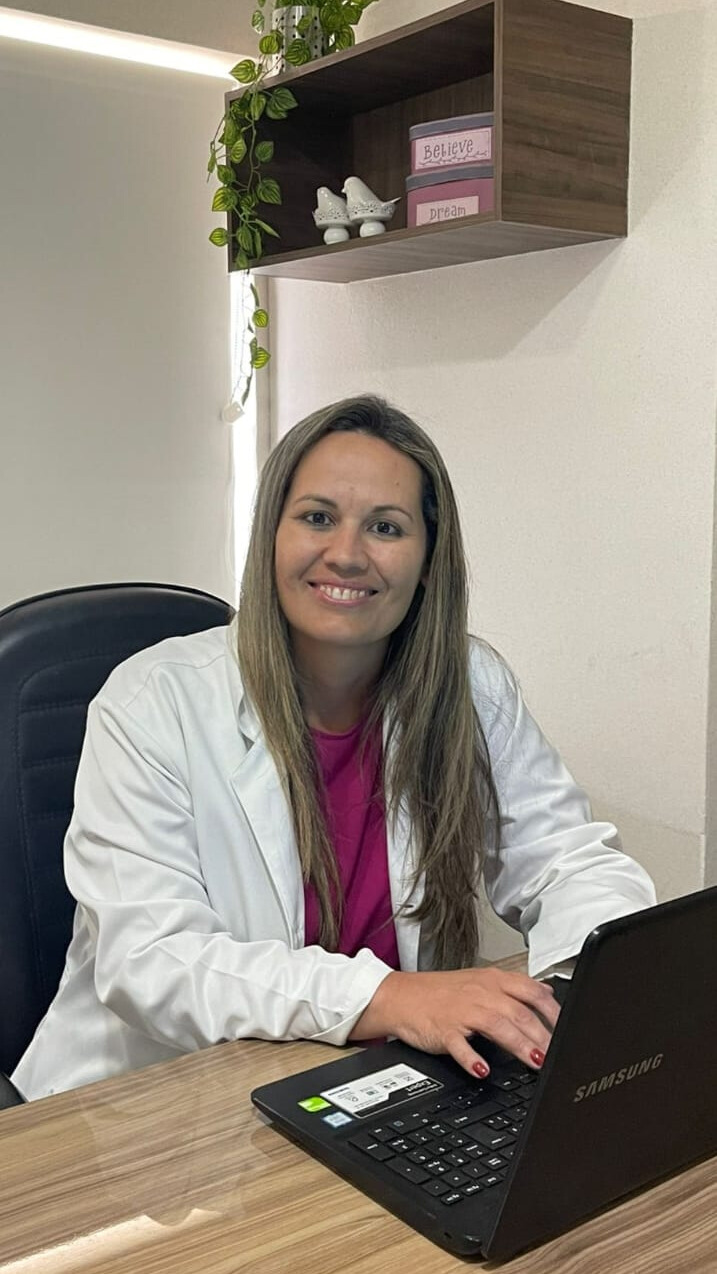 Dra. Isabella Faleiro Vieira atendendo paciente em consultório de nutrologia